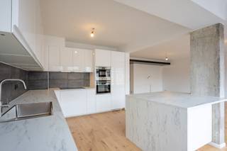 In het hart van Grimbergen, op een steenworp van winkels, scholen en openbaar vervoer, vindt u deze uitzonderlijk ruime en recent vernieuwde...