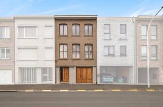 <p>Op zoek naar een woning met veel potentieel, garage &amp;amp; tuin in centrum Burcht?<br />Lees hier dan zeker verder!<br /><br />Deze grote, statige gezinswoning combineert ruimte &amp;amp; functionaliteit. De ideale ligging in een buurt met vlotte verbindingen naar scholen, winkels &amp;amp; openbaar vervoer, maakt het wonen hier extra aantrekkelijk.<br /><br /><strong>Kelder:  </strong>Kelder (30m²) waarin je rechtop kunt staan. Verwarming gebeurt op mazout, met een traditionele combiketel met ingebouwde warmwaterboiler.</p>

<p><strong>Gelijkvloers:</strong> Via de ruime hal ( m²), kan u ten einde de eerste slaapkamer vinden, met directe toegang naar de tuin. Er is een extra ruimte aanwezig die dienst kan doen als bureau, hobbykamer of dressing. De inpandige, maar vooral ruime garage, met voldoende opbergruimte is hier ook makkelijk bereikbaar.<br /><br /><strong>1steV:</strong> Hier vind je een gigantische leefruimte ( m²) met grote raampartijen voor extra veel lichtinval. De keuken ( m²) kan je bereiken via de hal, er is een leuk doorgeefluik. Het terras (10m²), ideaal om te ontbijten met zicht op de mooie tuin (55m²) <br /><br /><strong>2deV:</strong> hier kan je twee slaapkamers (12m², 12m²), een kamer van m² vinden en de badkamer<br /><br />Zou dit je nieuwe thuis kunnen worden? Plan nu een bezoek in met uw makelaar! </p>