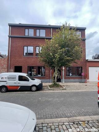 Schitterende nieuwbouw eengezinswoning met een bewoonbare oppervlakte van maar liefst 235 m² !<br /><br />Op het gelijkvloers een schitterende leefkeuken met groot kookeiland voorzien van alle toestellen en aansluitend de zonovergoten eetkamer en living die rechtstreeks toegang biedt tot de zeer ruime tuin van 70m2. <br /><br />Hier vinden we ook een extra bijgebouw dat ideaal kan dienen als poolhouse/atelier/bureau van maar liefst 25 m². <br />Op de 1e verdieping vinden we achteraan de gigantische masterbedroom, met bureau, lounge en inloopdressing dewelke uitgeeft op het prachtige groendak terras van 25m2. <br />Vooraan bevindt zich nog een 2de slaapkamer met tussen beiden een zeer ruime badkamer. <br />Voorts vinden we hier nog een apart toilet en een bureau. Op de 2e verdieping zijn er nog twee slaapkamers nog een ruime badkamer en een extra wasplaats en nog een berging.3<br /><br />Oplevering voorzien september 2025. Verlaagd btw tarief 6% mogelijk!!!