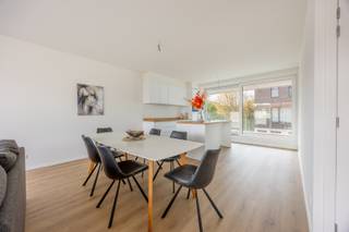 Dit appartement maakt deel uit van het nieuwbouwproject De Blauwe Parel - Residentie Isla St. Lucia.<br /><br />Het appartement is gelegen op de tweede verdieping en werd op plan ingedeeld als volgt:<br />Inkomhal met toilet, berging, open ingerichte keuken palend aan terras met zijdelings zicht op het water, lichtrijke leefruimte palend aan terras met zicht op de binnentuin, 2 slaapkamers en 1 badkamer met douche.<br />Een terras is zuidoostelijk georiënteerd. <br /><br />In het ondergronds complex zijn zowel autostaanplaatsen als afgesloten garageboxen die vrijblijvend kunnen aangekocht worden met het appartement.<br /><br />Appartement: 91,84 m²<br />Terrassen: 18,33 m²