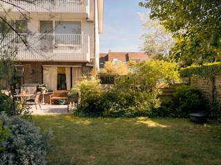 Aan de Bayauxlaan, in de directe nabijheid van het strand, het Rubensplein en de winkelstraten van Knokke, bevindt zich dit uitzonderlijke duplex villa-appartement waar de ruimte van een villa en het gemak van een duplex appartement samenkomen op een van de meest gegeerde locaties aan de kust.<br /><br />De absolute troef is de combinatie van een private voortuin, meerdere zonneterrassen en een prachtige achterliggende tuin die op deze locatie zo goed als onvindbaar is.<br />Het eigendom wordt verkocht op en met een perceel van 370 m² grond (volgens titel - 322 m² grond (volgens kadaster)) in volle eigendom, geen mede-eigendom.<br /><br />Aan straatzijde beschikt het eigendom over twee privatieve parkeerplaatsen en een eigen private toegang.<br /><br />Binnenin bieden de leefruimtes dankzij de zongerichte oriëntatie veel licht en een gevoel van ruimte. Vanuit de inkomhal met gastentoilet bereikt men zowel het lichtrijke salon als het eetgedeelte. De keuken baadt dankzij de vele raampartijen in natuurlijk licht en geniet van een rechtstreekse connectie met de tuin. Vanuit de keuken bereikt men de meerdere ondergrondse kelderbergingen en twee private garageboxen, een absolute zeldzaamheid in Knokke.<br /><br />De bovenverdieping telt vier ruime slaapkamers, waarvan elke twee verbonden worden door een doorlopend terras. Een badkamer met ligbad en douche en een apart toilet vervolledigen dit niveau.<br /><br />Een ruim, licht en rustig duplex villa-appartement op een toplocatie, met uitzonderlijke voorzieningen zoals parkeerplaatsen, garageboxen, een ruime tuin en meerdere terrassen.<br /><br />Voor alle informatie en een bezoek, contacteer Nano via 0471 22 68 18 of info@immonano.be. 