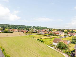 <p>Verscholen in een kalme woonstraat vlak bij het hart van Ruien ligt deze aantrekkelijke bouwgrond, bestemd voor een halfopen woning. Hier woont u in alle sereniteit, omringd door groen, met het Kluisbos op wandelafstand als natuurlijke verlenging van uw tuin. Een plek waar stilte en natuur de toon zetten, zonder in te boeten aan bereikbaarheid.<br /><br />Dankzij de nabijheid van scholen, winkels en openbaar vervoer combineert deze locatie moeiteloos rust met dagelijks comfort. De grond is volledig uitgerust met nutsvoorzieningen en riolering, en biedt bovendien het voordeel van geen bouwverplichting. U bepaalt dus zelf wanneer en hoe u uw woonproject vormgeeft.<br /><br />Een mooie opportuniteit voor wie droomt van wonen in een groene, discrete omgeving, met vrijheid, privacy en een uitstekende ligging als fundament voor de toekomst.<br /><br />Meer info of plan je bezoek: wim@immobeguin.be<br />Te koop via Immo Beguin, uw vastgoedexpert sinds 2009, met kantoren in Ronse, Waregem, Kortrijk, Deinze, Doornik en Lessen.</p>
