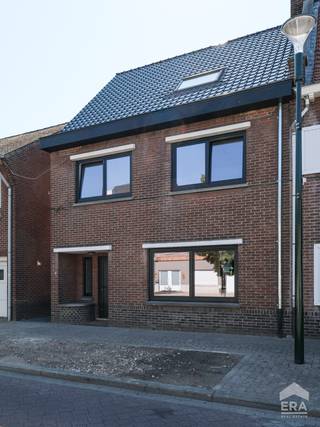 <p>Mooie gerenoveerde halfopen woning in het centrum van Bocholt, vlak bij het kanaal en alle voorzieningen.</p>
<p>Deze gerenoveerde woning uit 1949 combineert hedendaags wooncomfort met een centrale ligging in Bocholt. Dankzij het gunstige EPC-label B en de instapklare afwerking geniet je hier van een energiezuinige en comfortabele thuis. De woning ligt op korte afstand van het kanaal, gezellige eetgelegenheden, cafés en openbaar vervoer, waardoor je alles binnen handbereik hebt. Met maar liefst vier slaapkamers biedt deze woning bovendien heel wat ruimte voor gezinnen of wie extra hobby- of bureauruimte zoekt. </p>
<p>Troeven:<br />• Instapklare gerenoveerde woning met gunstig EPC-label B<br />• Elektriciteit conform het AREI<br />• Centrale ligging nabij het kanaal, horeca en openbaar vervoer<br />• Vier slaapkamers en een aangename tuin van 250 m²<br /><br />Indeling: zie bijlage</p>
<p>Neem vandaag nog contact op met je ERA-makelaar voor een bezoek.</p>
<p>JOUW DROOMHUIS. ZO GEVONDEN!</p>