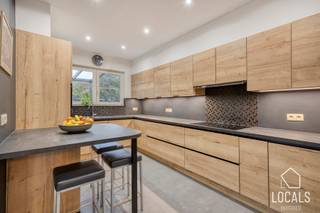 <p>In Denderwindeke ontdekt u deze <strong>volledig gerenoveerde (2022) open bebouwing in bungalowstijl</strong>, gelegen op een <strong>prachtig perceel van maar liefst 1.250m²</strong>. Met een <strong>bewoonbare oppervlakte van 175m²</strong>, een strategisch interessante ligging en <strong>voldoende parkeergelegenheid</strong> voor de deur, biedt deze woning een unieke combinatie van ruimte en comfort. Bij het binnenkomen verwelkomt de <strong>ruime inkomhal u met een afzonderlijk gastentoilet en vestiaire</strong>. <br /><br />Vervolgens bereikt u de <strong>lichtrijke, volledig open leefruimte</strong>, uitgerust met een energiezuinige<strong> lucht-luchtwarmtepomp</strong>. De luxueuze, <strong>volledig ingerichte keuken</strong> sluit hier naadloos op aan en vormt het hart van de woning. Verder beschikt deze open bebouwing over <strong>twee bijzonder ruime slaapkamers</strong>, een praktische wasplaats en een <strong>stijlvolle badkamer voorzien van alle hedendaags comfort</strong>.<br /><br />Op het niveau -1 bevindt er zich een ruime garage, technische ruimte en een bijkomende berging. Ook buiten is het volop genieten: <strong>de west-gerichte tuin met overdekt terras </strong>vormt de ideale plek om tot 's avonds van de zon te genieten. Achteraan het perceel bevindt zich bovendien een <strong>ruim bijgebouw van 78m²</strong>, perfect voor fietsen - tuingereedschap of extra opslag. Dankzij de <strong>uitweg achteraan</strong> is ook dit bijgebouw bijzonder praktisch bereikbaar.<br /><br />Extra troeven:<br />- Gunstig EPC (C)<br />- Elektriciteit conform<br />- Centrale verwarming aardgas<br />- 18 zonnepanelen + thuisbatterij<br />- Centraal alarm systeem<br />- Regenwaterput<br />-…<br />Deze volledig gerenoveerde bungalow is de ideale keuze voor wie op zoek is naar comfortabel gelijkvloers wonen, met een zee aan ruimte en tal van extra mogelijkheden! Zeker een bezoek waard! Voor meer informatie en/of een bezichtiging: 054 23 53 83 of info@localsvastgoed.be</p>