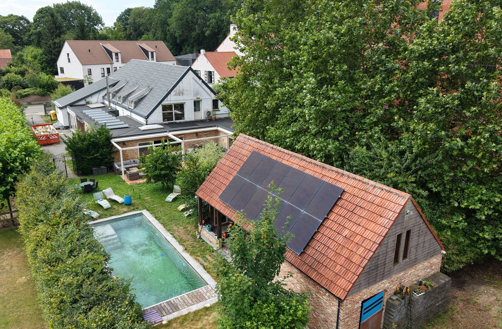 Zeer ruime woning (8 slpk + 8 badkamers) op een perceel van ca. 1.522 m² te Wijnegem/grens Schilde - foto 4
