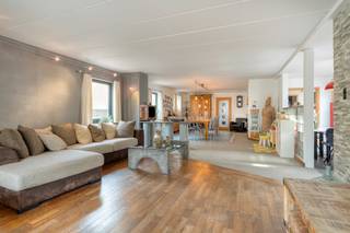 Ontdek deze ruime woning met een unieke architectuur en een bewoonbare oppervlakte van 244 m² in Hasselt. Ideaal voor wie op zoek is naar...