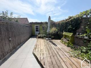 Welkom in de Velodroomstraat 46 te Ieper!<br /><br />Ligging<br /><br />Deze woning is rustig gelegen in een zijstraat van de Haiglaan, op wandelafstand van de bakker, beenhouwer, Delhaize, Brico, scholen en andere voorzieningen. Dankzij de achteruitweg bereikt u eenvoudig de garage die rechtstreeks aansluit op de tuin. De garage is optioneel aan te kopen voor € 35.000.<br /><br />Bekijk zeker onze vastgoedvideo via deze link https://youtube.com/shorts/lpVM7sisNVE?feature=share om een beter zicht te krijgen op de woning.<br /><br /><br />Algemeen<br /><br />Deze verzorgde woning beschikt over een lichtrijke leefruimte, twee badkamers, twee ruime slaapkamers, een geïsoleerde zolder en twee aangename tuinen.<br /><br />Indeling<br />Gelijkvloers<br /><br />Via de inkom komt u terecht in de ruime leefruimte met open, ingerichte keuken. Verder vindt u op het gelijkvloers een badkamer met douche, lavabo en toilet. De veranda geeft toegang tot het terras, de eerste tuin en het tuinhuis. Via een recht van doorgang bereikt u de tweede tuin en de ruime garage met elektrische sectionale poort en extra berging.<br /><br />Tussenverdieping<br /><br />Op de tussenverdieping bevindt zich een recent vernieuwde badkamer, uitgerust met een inloopdouche, ligbad en dubbel lavabomeubel.<br /><br />Eerste verdieping<br /><br />Hier bevinden zich twee ruime slaapkamers.<br /><br />Zolder<br /><br />De geïsoleerde zolder biedt extra opslagruimte en kan verder ingericht worden volgens uw noden.<br /><br />Kelder<br /><br />Droge kelder voorzien van een waterverzachter<br /><br />Troeven van deze woning<br /><br />Zonnepanelen met thuisbatterij<br />Rustige en centrale ligging<br />Achteruitweg met optionele garage<br />Centrale verwarming met condensatieketel op aardgas<br />EPC C (245 kwh/m²) - geen renovatieplicht<br /><br />Hebt u interesse in deze woning? Neem vandaag nog contact op met Frédéric en plan uw bezoek via 057/21.93.36 - verkoop@partnersinvastgoed.be<br /><br />Bent u van plan uw woning te verkopen? Contacteer Partners in Vastgoed voor een gratis en vrijblijvende schatting van uw eigendom.<br /><br /><br />