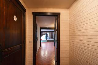 <p>Op een bijzonder gegeerde locatie, pal aan de toegang tot het Zoerselbos, bevindt zich deze charmante villa met vier slaapkamers, twee badkamers en een uitzonderlijk potentieel. Een unieke woonomgeving waar rust, groen en privacy centraal staan, terwijl een vlotte bereikbaarheid behouden blijft. De woning is gelegen in een residentiële en uitgesproken groene omgeving, omgeven door prachtige natuur en met tal van wandel- en fietsroutes letterlijk voor de deur. Een ideale locatie voor wie dagelijks wil genieten van het buitenleven zonder in te boeten aan bereikbaarheid. De villa vraagt om renovatie, maar vormt dankzij haar ruime volumes, praktische indeling en uitstekende ligging een bijzonder interessante basis om uit te groeien tot een prachtige hedendaagse gezinswoning. Met een slaapkamer en badkamer op het gelijkvloers behoort bovendien gelijkvloers wonen tot de mogelijkheden.</p>
<p><strong>GELIJKVLOERS<br /></strong><strong>Inkomhal 14m²</strong> op tegel met gastentoilet en handenwasser. <strong>Woonkamer 48m²</strong> op parket met palletkachel, houtopslag en ingemaakte kasten.<br />Aansluitend bevindt zich <strong>de veranda van 22m²</strong> op natuursteen. <br /><strong>Keuken 12m²</strong> uitgerust met inductiekookplaat, ingebouwde koelkast met diepvriezer, stoomoven, combioven, dampkap, composieten werkblad en dubbele spoelbak.<br /><strong>Hoofdslaapkamer 24m²</strong> op laminaat met aansluitend de <strong>hoofdbadkamer 9m²</strong> met ligbad, douche, dubbel lavabomeubel, spiegelkasten en ingemaakte kasten.</p>
<p><strong>Garage 33m</strong>² op beton met automatische toegangspoort en uitgietbak.</p>
<p>De woning beschikt over een fraai aangelegde tuin met te renoveren zwembad. Het overdekte terras van 9m² is voorzien van een sauna en technische ruimte voor het zwembad.</p>
<p><strong>1STE VERDIEPING<br /></strong>De o<strong>verloop 12m²</strong> geeft toegang tot <strong>3 slaapkamers </strong>van elks<strong> ca. 17m², </strong>een <strong>2de badkamer </strong>van<strong> 6m²</strong> met dubbele lavabo, spiegelkasten, zitbad en toilet, alsook tot<strong> </strong>een <strong>opbergzolder.</strong></p>
<p><strong>BIJZONDERHEDEN<br /></strong>Volledig omheinde tuin, dubbele beglazing en houten schrijnwerk.</p>
<p><strong>POSITIEVE PUNTEN<br /></strong>100% Privacy<br />Zéér goede bereikbaarheid<br />Groene, bosrijke omgeving<br />Gelijkvloers wonen mogelijk<br />Gelegen aan de ingang van Zoerselbos</p>