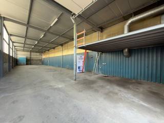 Magazijnruimte van 299m² is uitstekend gelegen in Deinze, op slechts 1 km van de E17. Dankzij deze strategische ligging geniet u van een vlotte verbinding naar Kortrijk, Gent en Antwerpen.<br /><br />Het magazijn beschikt over een vrije hoogte van 5 meter, een automatische sectionale poort en een polybetonvloer, waardoor de ruimte geschikt is voor diverse opslag- en logistieke activiteiten. Buiten beschikt het pand over 90m² verharde buitenruimte, perfect geschikt voor parkeergelegenheid en/of buitenstockage.<br />Onmiddellijk beschikbaar.<br /><br />Contacteer Henry Van Tornhout voor bijkomende inlichtingen of een vrijblijvend plaatsbezoek via 0474 13 37 93 of via henry@kmovastgoed.be<br />