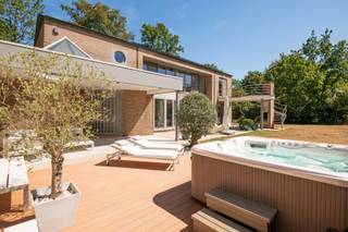 Op een absolute toplocatie in het gegeerde Brasschaat bevindt zich deze ruime en instapklare villa. De woning beschikt over een royale woonoppervlakte van maar liefst ca. 425 m² en is gelegen op een prachtig perceel van ca. 2.000 m². Ze combineert uitzonderlijk veel ruimte en wooncomfort met een aangename, groene buitenomgeving en biedt bovendien dankzij de ruime praktijkruimte tal van mogelijkheden voor wie wonen en werken wenst te combineren.<br /><br />De woning beschikt over een praktische en comfortabele indeling met drie ruime slaapkamers en twee badkamers. De keuken en badkamers werden in 2014 volledig gerenoveerd, evenals de tuin, waardoor de woning een verzorgde uitstraling geniet en instapklaar is. De dubbele beglazing draagt bij aan het aangename wooncomfort en met een EPC-score van 228 beschikt de woning over een degelijk energetisch niveau.<br /><br />Een bijzondere troef is de ruime praktijkruimte, die uitstekend geschikt is voor een zelfstandige activiteit, vrij beroep, kantoor of andere professionele invulling. Hierdoor biedt dit eigendom een interessante combinatie van wonen en werken, zonder in te boeten aan privacy en wooncomfort.<br /><br />Ook de buitenomgeving vormt een belangrijk pluspunt. De mooie, volledig privatieve tuin geniet van een zuidelijke oriëntatie en biedt dankzij het ruime terras volop mogelijkheden om in alle rust van het buitenleven te genieten. De royale tuin zorgt bovendien voor een bijzonder aangenaam gevoel van ruimte en privacy.<br /><br />Verder beschikt de woning over een dubbele garage, die niet alleen plaats biedt aan twee wagens, maar tevens extra bergruimte en praktisch comfort biedt.<br /><br />Met haar indrukwekkende woonoppervlakte van ca. 425 m², het ruime perceel van ca. 2.000 m², de drie slaapkamers, twee badkamers, gerenoveerde keuken en badkamers, ruime praktijkruimte, dubbele garage en zuidgerichte privatieve tuin, is deze eigendom een bijzonder compleet aanbod. De combinatie van ruimte, comfort, veelzijdigheid en een absolute topligging maakt van deze villa een unieke opportuniteit voor wie op zoek is naar een ruime en instapklare woning in Brasschaat.<br /><br />De woning geniet een uitstekende ligging aan de Baillet-Latourlei in Brasschaat, een rustige en groene omgeving die bekendstaat om haar residentiële karakter. Tegelijk bevinden winkels, scholen, horeca, sportfaciliteiten en belangrijke verbindingswegen zich op korte afstand. Een ideale combinatie van rust, privacy en bereikbaarheid, op een van de meest gegeerde locaties van Brasschaat.