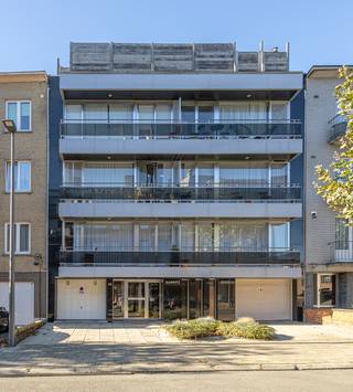 <p>Gerenoveerd (2021) en energiezuinig appartement met 2 slaapkamers.</p><p>Dit appartement is gelegen op een tweede verdieping van een rustig en verzorgd gebouw. Het is bereikbaar met een lift of trap.</p><p>Dankzij een mooie parketvloer, gerenoveerde keuken met kwalitatieve inbouwtoestellen is de leefruimte voorzien van alle hedendaagse comfort.</p><p>De badkamer is evenwel vernieuwd en zeer praktische ingericht met zowel mooie inloopdouche als ligbad en wasmeubel. Het toilet is apart en de twee slaapkamers (14m² - 9m²) zijn achteraangelegen.</p><p>De ramen aan de slaapkamers van het appartement werden vernieuwd met isolerende dubbele beglazing in PVC raamkozijnen in 2022.</p><p>Het appartement is volledig instapklaar en ook zeer gunstig gelegen, rustig en in de nabijheid van openbaar vervoer, trein en invalswegen. Dit maakt het tevens geschikt als investering met mooi huurrendement.</p><p>De koper geniet de mogelijkheid een privatieve garage in het gebouw mee aan te kopen voor de meerprijs van 25.000 euro, deze garage heeft een oppervlakte van 15,5m² en heeft een eigen elektriciteitsteller.</p><p>EPC 164 kWh/m² jaar - klasse B<br />Elektrische installatie conform AREI<br />Asbestveilig</p>