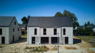 Zoek jij een energiezuinige nieuwbouwwoning op een ideale locatie? Bekijk dan even deze fraaie halfopen bebouwing in moderne stijl.<br />De woning maakt deel uit van ons nieuwste bouwproject in Aarsele bij Tielt. Rustig gelegen, in een kindvriendelijke en groene wijk, dicht bij alle voorzieningen.<br /><br />Het is een zeer energiezuinige woning, uitgerust met geothermische warmtepomp, vloerverwarming, ventilatie met warmterecuperatie en zonnepanelen.<br />Deze ruime gezinswoning heeft een optimale indeling met o.m. een lichtrijke leefruimte, ingerichte eilandkeuken en badkamer, tuin met gezellig terras, drie slaapkamers, extra bureau- of hobbykamer, veel berging én een garage. <br /><br />Danneels werkt jouw nieuwe woning sleutel-op-de-deur voor je af, incl. terras, oprit en tuinomheining. Voor een vaste prijs en tegen een afgesproken einddatum. Jij kiest de keuken- en badkamerinrichting, vloer- en wandtegels bij onze partners. Onze klantenbegeleider staat voor je klaar met advies op maat.