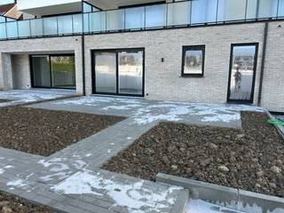 Indeling: er is een inkomhal die toegang geeft tot een aparte berging, toilet en keuken. Via de open keuken heb je overigens toegang tot de lichtrijke leefruimte, ruim terras en tuin. Daarnaast is er ook een nachthal die toegang geeft tot het de badkamer en de twee slaapkamers. De badkamer bestaat uit een inloopdouche en een dubbele lavabo.<br /><br />De bewoonbare oppervlakte bedraagt 102,00 m². De oppervlakte van het terras bedraagt 32 m².<br /><br />Op de zijkant van het gebouw bevinden zich de bergingen van elk 4m². Achteraan zijn de garageboxen met een oppervlakte van 18m². <br /><br />De prijs van de berging bedraagt 6.300,- euro. <br /><br />E-peil 30 (50% vrijstelling op onroerende voorheffing voor 5 jaar).<br /><br />Overal vloerverwarming met apart regelbare circuits per ruimte.<br /><br />Alle bedragen zijn exclusief garages, bergingen en alle kosten. Garage en berging verplicht bij te kopen. <br /><br />AANKOOP AAN 6% BTW OP CONSTRUCTIE MOGELIJK: zowel voor eigen bewoning als bij engagement tot lange verhuur (minstens 15 jaar)