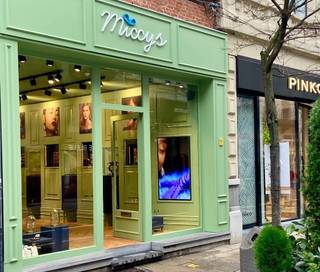 Dit commercieel gebouw is uitstekend gelegen in de vernieuwde Schuttershofstraat, één van de meest gegeerde winkelstraten van Antwerpen,...