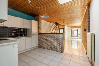 Deze gesloten bebouwing heeft een praktische indeling met veel licht. De woning bestaat uit een leefruimte met open keuken, twee slaapkamers en...