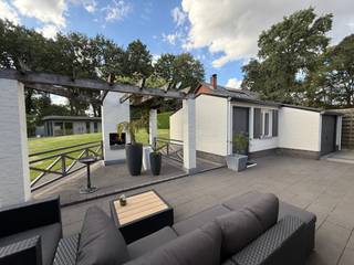 Gerenoveerde vrijstaande gezinswoning met ruime tuin. <br />Bij het betreden van deze woning kom je binnen in een ruime inkomhal die toegang biedt tot de leefruimte met gashaard en keuken. Op het gelijkvloers vind je verder een apart toilet, een badkamer met zowel ligbad als douche en een tweede toilet, een wasruimte en de garage.<br /><br />Op de eerste verdieping bevinden zich 2 slaapkamers, waarvan 1 met dressing,<br />en een kleine kamer voor diverse doeleinden (bureau, bergruimte, kinderkamer) <br /><br />Achteraan de woning bevindt zich een losstaande kleine garage met voldoende ruimte voor het opbergen van bvb tuingereedschap e.d. <br /><br />Buiten geniet je van een ruime tuin met een gezellige polyvalente ruimte van ca. 36 m², ideaal als hobbyruimte, relaxruimte of bijkomende berging.<br /><br />De woning is voorzien van 10 zonnepanelen, airco in de woonkamer en 1 slaapkamer en deels voorzien van vloerverwarming (inkom/leeftuimte/keuken/badkamer). <br />Gordijnen en verlichting blijven aanwezig. <br /><br />Beschikbaarheid: periode +- mei/juni.