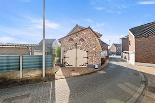 In Velm, een deelgemeente van Sint-Truiden, vinden we langs de Begijnenstraat ter hoogte van nummer 3 deze charmante woning terug. We bevinden ons...
