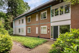 <p><strong>Lichtrijk en zeer ruim 3 – slaapkamer appartement van 173 m² in mooie groene omgeving</strong></p>
<p>Verscholen in een <strong>groene, bosrijke omgeving</strong> bevindt zich dit ruime en <strong>instapklare 3-slaapkamer appartement</strong>, waar <strong>rust, licht en comfort</strong> mooi samenkomen. De ligging in een <strong>kleinschalige residentie</strong>, omringd door volwassen bomen en een prachtig aangelegd domein, zorgt voor een uitzonderlijk aangename woonbeleving.</p>
<p><strong>Indeling</strong></p>
<ul>
<li>Ruime inkomhal met ingebouwde vestiaire en een afzonderlijk gastentoilet.</li>
<li>Royale leefruimte, waar grote raampartijen zorgen voor een overvloed aan natuurlijk licht en een prachtig zicht op het omliggende groen.</li>
<li>Moderne, volledig uitgeruste keuken, uitgevoerd in een strak en hedendaags<strong> design </strong>en voorzien van kwalitatieve toestellen en voldoende bergruimte.</li>
<li>Functionele was- en bergruimte</li>
<li>3 ruime <strong>slaapkamers </strong>met <strong>ingemaakte kasten</strong>, waarvan één voorzien van afzonderlijke dressing.</li>
<li>Een ruime <strong>badkamer</strong> voorzien van dubbel lavabomeubel, ligbad, douche en toilet</li>
<li>Een <strong>ruim </strong>en<strong> zonnig terras </strong>aan de leefruimte met een mooi uitzicht op de groene omgeving en een <strong>tweede</strong> <strong>terras</strong> aan de slaapkamer.</li>
</ul>
<p><strong>Troeven</strong></p>
<ul>
<li><strong>Rustige</strong> ligging in een <strong>bosrijke</strong>, residentiële <strong>omgeving</strong></li>
<li>Ruime en <strong>lichtrijke</strong> leefruimte op <strong>mooie</strong> <strong>parketvloer</strong></li>
<li><strong>Moderne</strong>, volledig uitgeruste <strong>keuken</strong> met kwalitatieve toestellen</li>
<li>Slaapkamer met maatwerkkasten en <strong>dressing</strong></li>
<li>Praktische was- en bergruimte</li>
<li>Aangenaam <strong>ruim terras</strong> met groen uitzicht</li>
<li><strong>Instapklaar</strong> en uitstekend onderhouden</li>
<li><strong>Garagebox</strong> en kelder</li>
</ul>
<p><strong>Bijzonderheden</strong></p>
<ul>
<li><strong>Kleinschalige</strong> <strong>residentie</strong> met syndicus in het gebouw</li>
<li><strong>Dak vernieuwd in 2025 </strong>met kunstleien en nieuwe goten</li>
<li>Gemeenschappelijke delen worden goed onderhouden</li>
<li>Interessant voor eigen bewoning of als <strong>investering</strong></li>
</ul>
<p>Bent u op zoek naar een <strong>ruim en volledig instapklaar appartement </strong>met een aangenaam terras en <strong>rustige ligging</strong> in <strong>Kapellen</strong>? Contacteer ons gerust voor meer informatie of een bezoek ter plaatse.</p>