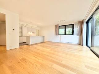 <p>Ideaal gelegen, dicht bij het Terkamerenbos en de renbaan van Boisfort, op de 3e verdieping van een recent gebouw uit 2018, bieden wij dit prachtige appartement van 100m2 met groot terras aan. Het biedt: een hal, aparte WC, lichtrijke woonkamer met volledig ingerichte open keuken, bijkeuken, terras op het westen (+- 15m2), een master suite met badkamer (bad, douche, dubbele wastafel en WC), een slaapkamer van 10m2 met badkamer met douche (douche en wastafel) en een kelder. Parkeerplaats in het gebouw: €100/maand. Provisie voor kosten: €120/maand (gemeenschappelijke kosten, verwarming en warm water). Onmiddellijk beschikbaar. PEB: A-. U zult gecharmeerd zijn van de helderheid, de staat en de locatie. Een must-see!</p>