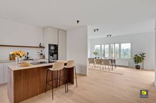 <p><span> </span></p><p><span>Hoogwaardig gerenoveerd 2 slpk app strategische locatie</span></p><p><span>Gelegen op een bevoorrechte locatie met in korte nabijheid verschillende groene parken ( park Den Brandt en Middelheim park), onderwijsinstellingen van alle onderwijsniveaus, winkels, recreatieve voorzieningen, goede verbindingen met openbaar vervoer en snelwegen voor eenvoudige mobiliteit in en rond Antwerpen.</span></p><p><span> </span></p><p><span>Het appartement kent de volgende indeling:</span></p><p><span> </span></p><p><span>Inkomhal:</span></p><p><span>U betreedt het appartement via een ruime inkomhal dat voorzien van een ruimte voor het creëren van een vestiaire en een apart toilet met handenwasser. Eveneens is er een ruime berging voorzien voor het aansluiten van een wasmachine en droogmachine en extra opbergruimte.</span></p><p><span> </span></p><p><span>Leefruimte &amp; keuken:</span></p><p><span>De weelderige leefruimte op parket baadt in natuurlijk licht en is perfect voor ontspanning en vermaak. De volledig uitgeruste keuken geniet van alle comfort en is een meesterwerk van functionaliteit. Aansluitend heb je een aangenaam terras van 9 m² waar je optimaal kan genieten.</span></p><p><span> </span></p><p><span>Slaapkamers &amp; badkamer:</span></p><p><span>Het appartement heef 2 slaapkamers waarvan de master bedroom het extra genot heeft van een terras.  De badkamer heeft een ruime inloopdouche en een lavabo meubel.</span></p><p><span> </span></p><p><span>Fietsenstalling/kelder:</span></p><p><span>Er is een gemeenschappelijke fietsenstalling voorzien. Daarnaast heeft u de mogelijkheid tot aankopen van een privatieve kelderberging voor 4500€.</span></p><p><span> </span></p><p><span>Extra troeven:</span></p><p><span>- Subliem en hoogwaardige renovatie </span></p><p><span>- Gunstig EPC</span></p><p><span>- Strategische locatie </span></p><p><span> </span></p>