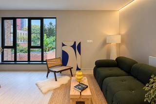 <strong>Slechts 3 volledig gerenoveerde studio's beschikbaar, vanaf € 255.000!</strong><br /><br />Op een aantrekkelijke locatie aan de Zwijnaardsesteenweg, vlak bij UZ Gent, bieden we drie volledig gerenoveerde, instapklare studio's aan.<br /><br /><strong><u>Voor meer info alexander@ocvastgoed.be of 0476 62 30 37! </u></strong><br /><br />Ideaal voor wie een eigen plek in Gent zoekt, voor ouders die hun studerend kind comfortabel willen huisvesten of voor investeerders die op zoek zijn naar kwalitatief vastgoed.<br />De studio's zijn hedendaags afgewerkt met onder meer een vernieuwde keuken, mooie parketvloeren en elektrische verwarming. Het gebouw beschikt bovendien over een lift.<br /><br /><strong>Beschikbare studio's en vraagprijzen:</strong><br /><strong>- Nr. 644 – € 275.000:</strong> 37 m², eerste verdieping, achteraan gelegen met rustig, groen uitzicht.<br /><strong>- Nr. 646 – € 255.000: </strong>36 m², eerste verdieping, aan de straatzijde.<br /><strong>- Nr. 658 – € 275.000: </strong>37 m², tweede verdieping, achteraan gelegen met rustig, groen uitzicht.<br /><br /><strong>Waarom deze studio's interessant zijn:</strong><br />- Volledig gerenoveerd en vrij bij aankoop<br />- Hedendaagse afwerking<br />- Nieuwe ramen <br />- Gelegen vlak bij UZ Gent<br />- Geschikt voor eigen bewoning of investering<br /><br /><strong>Slechts 3 gerenoveerde studio's beschikbaar. </strong>Wie tijdig komt kijken, heeft de ruimste keuze uit de verschillende liggingen.<br /><br /><strong>Interesse? Plan je bezoek!</strong><br /><br />Contacteer Alexander van OC Vastgoed op <strong>0476 62 30 37 </strong>of via <strong>alexander@ocvastgoed.be</strong>. Ik bezorg je graag alle informatie en help je de studio te vinden die het best bij je past.<br /><br />CV: Elektrisch<br />EPC: 264 kWh/m²jaar (C-label) – Bruto vloeroppervlakte: 36 m<sup>2 </sup>volgens het EPC-attest <br />Stedenbouwkundige inlichtingen: woongebied, bouwvergunning, geen verkavelingsvergunning, voorkooprecht, geen rechterlijke herstelmaatregel of bestuurlijke maatregel opgelegd.<br />Geen overstromingsgevoelig gebied: P-score: C, G-score: C.<br />Geen renovatieplicht.<br />