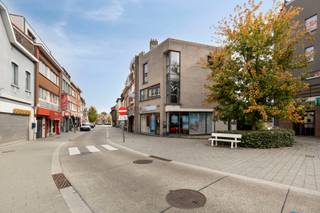 Centrally located in the heart of Dilbeek, this interesting investment property is located at Verheydenstraat 20B. The property consists of a commercial ground floor with an adjoining meeting room and a spacious duplex apartment, making it a particularly attractive investment for those looking for a combination of stable returns and real estate with potential.
The commercial ground floor, which currently houses a travel agency, offers an open and light-filled retail space with an adjoining kitchen and bathroom facilities. The basement also features a spacious meeting room, ideal for professional gatherings or additional commercial activities. Thanks to its prominent location and easy accessibility, this commercial space enjoys excellent visibility.
The duplex apartment extends over the first and second floors. The first floor comprises a cozy, open-plan living area with a fully equipped kitchen and access to a sunny terrace, as well as a separate toilet. On the second floor, there is a spacious bathroom, two full bedrooms, and an additional toilet. This makes the apartment ideal for residents who love space and comfort in a vibrant environment.
In short, this property combines living and working in an excellent location in Dilbeek and offers a good rental return. An ideal opportunity for investors looking for a stable investment property with commercial and residential assets.
More info of a visit: Michael@immoaccenta.be