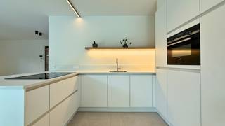 Te huur: luxueus appartement op toplocatie in Maasmechelen<br /> <br />Adres: Joseph Smeetslaan 246/2, 3630 Maasmechelen<br /> <br />Dit instapklare appartement is gunstig gelegen in een prachtige groene omgeving met een goede bereikbaarheid naar scholen, winkels, de Rijksweg en de E314.<br /> <br />Indeling:<br /> <br />Bij het betreden van het appartement komt u binnen in de inkomhal, die via een stijlvolle pivoterende deur toegang geeft tot de open lichtrijke leefruimte. <br /> <br />De leefruimte vormt één mooi geheel met de moderne, volledig uitgeruste keuken. Dankzij het grote schuifraam geniet u van een directe toegang tot de tuin met terras. Een ideale plek om in alle rust te ontspannen en te genieten van het buitenleven.<br /> <br />Verder beschikt het appartement over een praktische berging en twee ruime slaapkamers, beide voorzien van ingebouwde kasten. <br />De master bedroom beschikt bovendien over een eigen terras. <br />De moderne badkamer is uitgerust met een comfortabele inloopdouche en lavabo. Daarnaast is er een apart toilet aanwezig.<br /> <br />Het appartement is uitgerust met een alarmsysteem, videofoon en vloerverwarming op gas (EPC A). Dit zorgt voor een aangenaam wooncomfort.<br /> <br />Tot slot beschikt het appartement over een private staanplaats en een berging in de kelder (toegankelijk via de lift), waar u uw wagen en extra spullen veilig kunt opbergen.<br /> <br />Huurprijs: € 1.200/maand + € 90 gemeenschappelijke kosten/maand.<br /> <br />U mag ons altijd contacteren voor meer informatie of een bezichtiging.