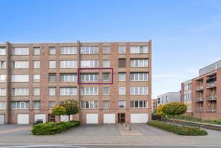 This ready-to-move-in apartment is located in the heart of Heverlee and has two spacious bedrooms, one of which has direct access to a cozy terrace. The apartment has a pleasant layout with a large, bright living room that flows seamlessly into the kitchen. There is also a practical storage room and a separate toilet, which further enhances the comfort of living.<br /><br />The apartment also comes with a closed garage box with an electric door and water supply – a real asset in this neighborhood. The location is ideal: on a quiet street, yet close to shops, schools, public transport, and the main roads to Leuven and the surrounding area.<br /><br />This apartment combines space, light, and an excellent location, and is perfect for those looking for a comfortable home or an interesting investment in the beloved Heverlee.<br /><br />Book your appointment via frank.geurts@living-stone.be<span></span> or +32 484 58 00 24.