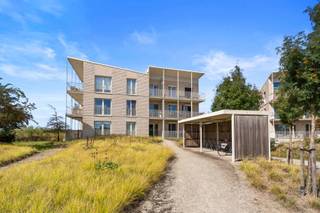 Zuidgericht terras.<br /><br />Lichtrijke leefruimte met stijlvolle parketvloer.<br /><br />Ondergrondse autostaanplaats, grote berging en fietsenruimte.<br /><br />Gelegen in een recente en goed georganiseerde residentie.