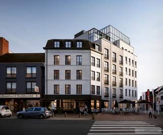 'Centraal gelegen in Zwevegem' kan je niet meer letterlijk nemen. E.Space is gelegen onder de kerktoren van deze levendige gemeente. Hier kan je als bewoner maximaal profiteren van alles wat Zwevegem te bieden heeft. <br /><br /><strong>Maximale visibiliteit met veel openbare parking in de omgeving! Ideaal voor kantoor of verkoop.<br />Dit handelspand wordt casco verkocht.</strong><br /><br />Als investering, nettorendement van 5% bij verhuur.<br /><br />E.Space is een boutique woonproject met ruimte voor ondernemen en bestaat uit 5 unieke herenhuisgevels, waarachter 28 appartementen en 3 handelspanden schuilen, die op hun beurt klasse en authenticiteit uitstralen. Daarbij bepaal je volledig zelf, onder professionele begeleiding, de 'look and feel' van het interieur.<br /><br />Woon je in E.Space? Dan reken je niet alleen op een strategische positie in de gemeente, maar ook op een oase van rust in de binnentuin vol groen.<br />Ondergronds zijn autostaanplaatsen en (fiets-)bergingen.<br /><br />Not your average .space<br />Dat is de kracht van E.Space in Zwevegem.<br /><br /><br />Contacteer Vincent op 0475 29 05 13 voor meer info.