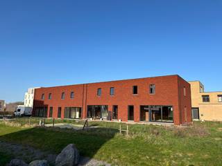 <strong>Nieuwbouwwoningen te koop te Ieper</strong><br /><br />“DE VLOEI” Lot 132<br /><br />Halfopen nieuwbouwwoning met tuin !<br /><br />Duurzame 3 slaapkamer woning voorzien van warmtepomp, vloerverwarming, ventilatiesysteem D en zonnepanelen.<br />E-peil 20 !<br /><br />Volledige afwerking : Keuken, vloerafwerking beneden en boven, terras, tuin, ...<br /><br />Woning voorzien van :<br />* inkomhal, vestiaire , toilet<br />* lichtrijke leefruimte<br />* Ruime open keuken <br />* Wasplaats <br />* Tuin met tuinberging<br /><br />Verdieping :<br />* 3 slaapkamers<br />* Badkamer (dubbel meubel, inloopdouche , bad , toilet)<br />* Bovenberging<br /><br />E-peil max 20 !<br /><br />Neem contact voor een bezoek via 051 21 11 11 of matias@imfiro.be