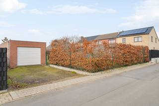 Deze bouwgrond met een oppervlakte van 384m2 met erop een af te breken garage, gunstig zuidgericht is gelegen vlakbij het centrum van...