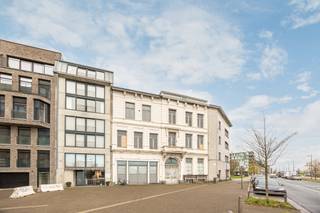 Een zeldzaamheid aan de Antwerpse Scheldekaaien, een te renoveren herenhuis.Op het Antwerpse Zuid, aan de Kaaien bevindt zich dit uitzonderlijk...