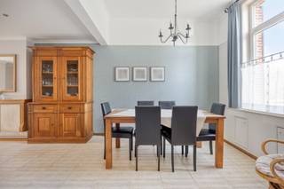 In het hart van Burcht, op een centrale en vlot bereikbare locatie, vinden we deze charmante woning.Deze verzorgde woning verwelkomt je via de...