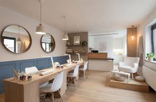 <p>Ontdek deze instapklare kantoor - of praktijkruimte met aangename indeling die comfort en functionaliteit perfect combineert. Bij binnenkomst wordt je ontvangen in een aangename wachtruimte of ontvangsthal, ideaal om klanten of patiënten te verwelkomen.</p><p>Aansluitend bevindt zich een praktische werkruimte die naar wens kan worden ingericht als kantoor of praktijkruimte. Verder omvat dit pand een ingerichte keuken, een toilet en berging voor extra opbergruimte.</p><p>Als extra troef omvat deze polyvalente ruimte ook een privatieve kelderberging die de gewenste opslagplaats biedt.</p><p>Dankzij de uitstekende bereikbaarheid is dit pand ideaal voor vrije beroepen of ondernemingen die op zoek zijn naar een professionele uitvalsbasis. Tevens is er voldoende parkeergelegenheid in de straat en is het stadscentrum van Oudenaarde op wandelafstand te bereiken.</p><p>Een praktische en centrale locatie die tal van mogelijkheden biedt! </p><p>Interesse? Neem contact met ons op voor meer informatie of een bezoek ter plaatse.</p>
