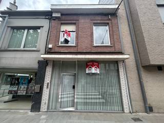 Centraal gelegen ruime woonst met garage en uitweg.Indeling:Op het gelijkvloers hebben we de ruime living, handelsruimte, eetkamer, wc, berging en...