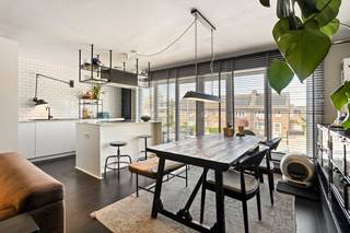 In hartje Westveld, de groene wijk in Sint-Amandsberg, vind je dit stijlvol gerenoveerde duplexappartement. In 2018 werd dit pand gerenoveerd en ingericht door de vtwonen-zussen Ozanne &amp; Guillemine voor het tv-programma 'Een frisse start met vtwonen'. Door het grote raam baden de volledig uitgeruste open keuken en de gezellige leefruimte op het eerste verdiep in het licht. Ook de badkamer werd volledig vernieuwd, en voorzien van een ruime inloopdouche.Op de tweede verdieping vind je twee zeer ruime slaapkamers, net als op de eerste verdieping volledig voorzien van een mooie kurkvloer. Het appartement bevindt zich in een halfopen bebouwing, verdeeld over 4 entiteiten. Er zijn geen vaste of syndicuskosten. Bij het appartement hoort een kelder en autostaanplaats. Elektriciteit werd vernieuwd in 2018, nieuwe condensatieketel geplaatst in december 2020.Op slechts enkele huizen afstand vind je de plaatselijke bakker, supermarkt, slager én krantenwinkel. In slechts vijf minuten wandel je de velden en het Succa-bos in. Met de fiets sta je op geen tijd in het centrum van Gent, en wie met de auto de stad uit moet zit vlakbij de R4, E17 en E40. PS: Herbekijk hier de aflevering van 'Een frisse start met vtwonen'! https://www.vtwonen.be/tv/herbekijk-aflevering-6-van-een-frisse-start-met-vtwonen-seizoen-2~dd83cffDe algemene voorwaarden van Dewaele DIY kunt u steeds raadplegen via dewaele.com.Bestuursmaatregelen in het maatregelenregister: in aanvraag