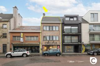 <p><span>Unieke Kans voor Wonen en Werken in Aartselaar!</span></p><p><span> </span></p><p><span> </span></p><p><span>Dit pand biedt een uitstekende gelegenheid om wonen en werken te combineren, gelegen in het bruisende hart van Aartselaar. Met een totaal van 226 m² bruikbare ruimte (cfr EPC) is het perfect geschikt voor commercieel gebruik, met de mogelijkheid om boven de werkruimte te wonen.</span></p><p><span> </span></p><p><span>Indeling van het pand:</span></p><ul><li><span>Gelijkvloers</span><span>: De professioneel ingerichte commerciële ruimte beschikt over een moderne en lichte verkoopruimte. De ruimte heeft een uitnodigende entree met een houten balie en biedt toegang tot een achterliggende werkzone. De ruime etalage biedt uitstekende zichtbaarheid voor uw bedrijf, en er is een grote tuin aanwezig die ook via het gelijkvloers toegankelijk is.</span></li><li><span>Eerste verdieping</span><span>:</span><span> </span><span>Een lichtrijke living van ongeveer 162 m² (cfr EPC-attest) biedt ruimte voor ontspanning en gezinsleven. De living heeft directe toegang tot de volledig geïnstalleerde gesloten keuken.</span></li><li><span>Tweede verdieping</span><span>: Hier vindt u twee ruime slaapkamers, een badkamer, en een apart toilet.</span><span> </span></li><li><span>Zolder</span><span>: De zolder biedt talloze mogelijkheden voor extra kamers, zoals een extra slaapkamer, badkamer of ruime opbergruimte.</span></li></ul><p><span>Extra voordelen:</span></p><ul><li><span>Commerciële ruimte op het gelijkvloers en een ruime duplex erboven.</span></li><li><span>Gelegen in de winkelstraat van Aartselaar (een toplocatie!).</span></li><li><span>Grote etalage die uw bedrijf zichtbaar maakt.</span></li><li><span>Veel natuurlijk licht door het hele pand.</span></li><li><span>Ruime zolder met veel potentieel.</span></li><li><span>Basisakte aanwezig en een solide betonconstructie.</span></li></ul><p><span> </span></p><p><span>Conclusie:</span><span><br /></span><span>Dit pand is de ideale keuze voor ondernemers die wonen en werken willen combineren op één locatie, of voor investeerders op zoek naar een veelzijdige ruimte die zowel commercieel als residentieel kan worden benut. Grijp deze unieke kans!</span></p><p><span> </span></p>