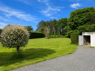 <p><span>TE RENOVEREN VILLA OP EEN PRACHTIG TERREIN<br />Op een uitzonderlijke topligging, midden in het groen en in een bijzonder rustige straat, bevindt zich deze ruime te renoveren villa op een prachtig perceel van maar liefst 2.059 m². Deze eigendom biedt een unieke kans voor wie op zoek is naar een woning met karakter, ruimte en een enorm potentieel om volledig naar eigen smaak te renoveren en in te richten.</span></p><p><span>De woning beschikt over een royale leefruimte met veel natuurlijke lichtinval, een afzonderlijke keuken met eetplaats en een aangename veranda die uitkijkt op de schitterende tuin. Verder zijn er vier volwaardige en ruime slaapkamers aanwezig, ideaal voor grotere gezinnen of voor wie extra ruimte wenst voor een bureau of hobbykamer. Een absolute troef is de zeer grote zolderverdieping, die momenteel nog volledig naar wens kan worden ingericht en bijkomende woonruimte creëert. Daarnaast beschikt de woning over een ruime garage en een kleine kelder.</span></p><p><span>De prachtige tuin rondom de woning zorgt voor een oase van rust en privacy, terwijl de vlotte bereikbaarheid naar belangrijke invalswegen een uitstekende verbinding garandeert.</span></p><p><span>Hoewel de woning een totaalrenovatie vereist, vormt de goede structurele basis een uitstekende uitgangspositie voor een ambitieus renovatieproject. Bovendien biedt het perceel mogelijkheden om de woning verder uit te breiden, afhankelijk van de geldende stedenbouwkundige voorschriften.</span></p><p><span>Technisch dient rekening gehouden te worden met een asbesthoudend dak, het ontbreken van centrale verwarming, deels enkele beglazing en de noodzakelijke modernisering van de woning in haar geheel.</span></p><p><span>Bent u op zoek naar een villa met uitzonderlijke ligging, veel ruimte en eindeloze mogelijkheden om uw droomwoning te realiseren? Dan is deze eigendom absoluut een bezoek waard.</span></p>