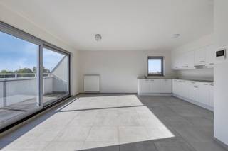 <p>Modern duplex appartement in Willebroek met veel lichtinval en een interessante ligging.</p><p><br /></p><p>Dit lichtrijke appartement combineert een praktische indeling met het comfort van een duplex appartement. Dankzij de grote raampartijen geniet de leefruimte van een aangename natuurlijke lichtinval doorheen de dag. De centrale ligging in Willebroek zorgt voor een vlotte verbinding naar winkels, openbaar vervoer en invalswegen. Met drie slaapkamers, twee terrassen en een energiezuinig EPC-label B vormt dit appartement een interessante keuze voor wie comfortabel en energiezuinig wil wonen. Gemeenschappelijke kosten bedragen ongeveer 110 euro/maand. Voor de collectieve verwarming en water wordt er maandelijks een voorschot gevraagd van 115 euro met een jaarlijkse afrekening.</p><p><br /></p><p><span>Een ondergrondse parkeerplaats (€18.000) en kelder van</span> 5m²<span> (€5000) kunnen mee aangekocht worden.</span></p><p><br /></p><p>Belangrijkste ruimtes:</p><p>• Inkomhal met vlotte toegang tot de verschillende ruimtes.</p><p>• Lichtrijke woonkamer met aangename leefruimte.</p><p>• Functionele keuken met praktische indeling.</p><p>• Badkamer uitgerust voor dagelijks comfort.</p><p>• Apart toilet.</p><p>• Drie volwaardige slaapkamers.</p><p>• Twee terrassen om buiten te genieten.</p><p>• Handige berging met extra opslagruimte.</p><p><br /></p><p>Troeven:</p><p>• Interessante ligging in Willebroek nabij voorzieningen en verbindingswegen.</p><p>• Lichtrijk duplex appartement met aangename leefruimtes.</p><p>• EPC-label B voor energiezuiniger wonen.</p><p><br /></p><p>Neem vandaag nog contact op met je ERA-makelaar voor een bezoek.</p><p><br /></p><p>JOUW DROOMAPPARTEMENT. ZO GEVONDEN!</p>