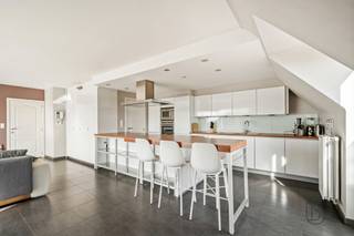 Te koop: lichtrijk appartement met garage en balkon<br /><br />Dit instapklare appartement combineert comfort, licht en een praktische indeling, ideaal voor wie aangenaam en zorgeloos wil wonen.<br /><br />Wat maakt dit pand uniek?<br />Je betreedt de lichtrijke leefruimte, waar de grote raampartijen zorgen voor een aangename verbinding met het balkon. De ruimte is voorzien van ingemaakte kasten en sluit naadloos aan op de open keuken met eiland. Aansluitend aan de keuken bevindt zich een praktische wasberging. Het appartement beschikt over een volwaardige slaapkamer en een badkamer met lavabo en douche.<br /><br />Een belangrijke troef is de private garagebox. Daarnaast is er ook een fietsberging voorzien.<br /><br />Voor wie is dit ideaal?<br />Ideaal voor mensen die op zoek zijn naar een praktisch en lichtrijk appartement met garage.<br /><br />Te koop via Immo Beguin, jouw vastgoedexpert sinds 2009, met kantoren in Ronse, Waregem, Kortrijk, Deinze, Doornik en Lessines.<br />Meer info of bezoek via marijn@immobeguin.be