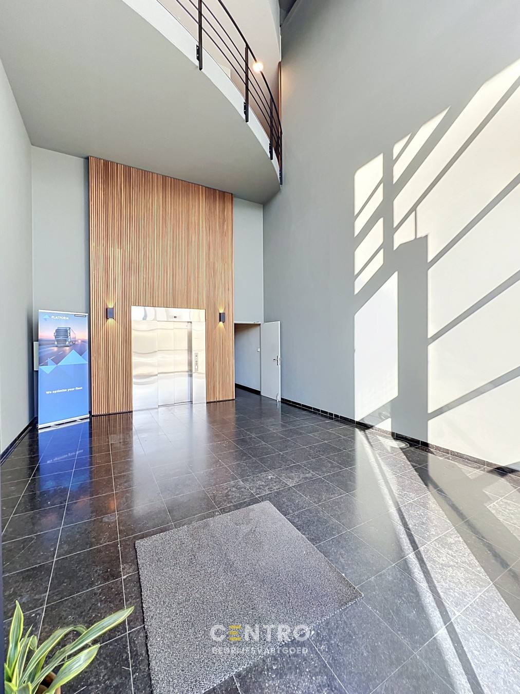 Energiezuinige, vernieuwde SERVICED kantoorruimte met mogelijkheid om een MAGAZIJN (215m²) bij te huren op Ieper Business Park! - foto 4