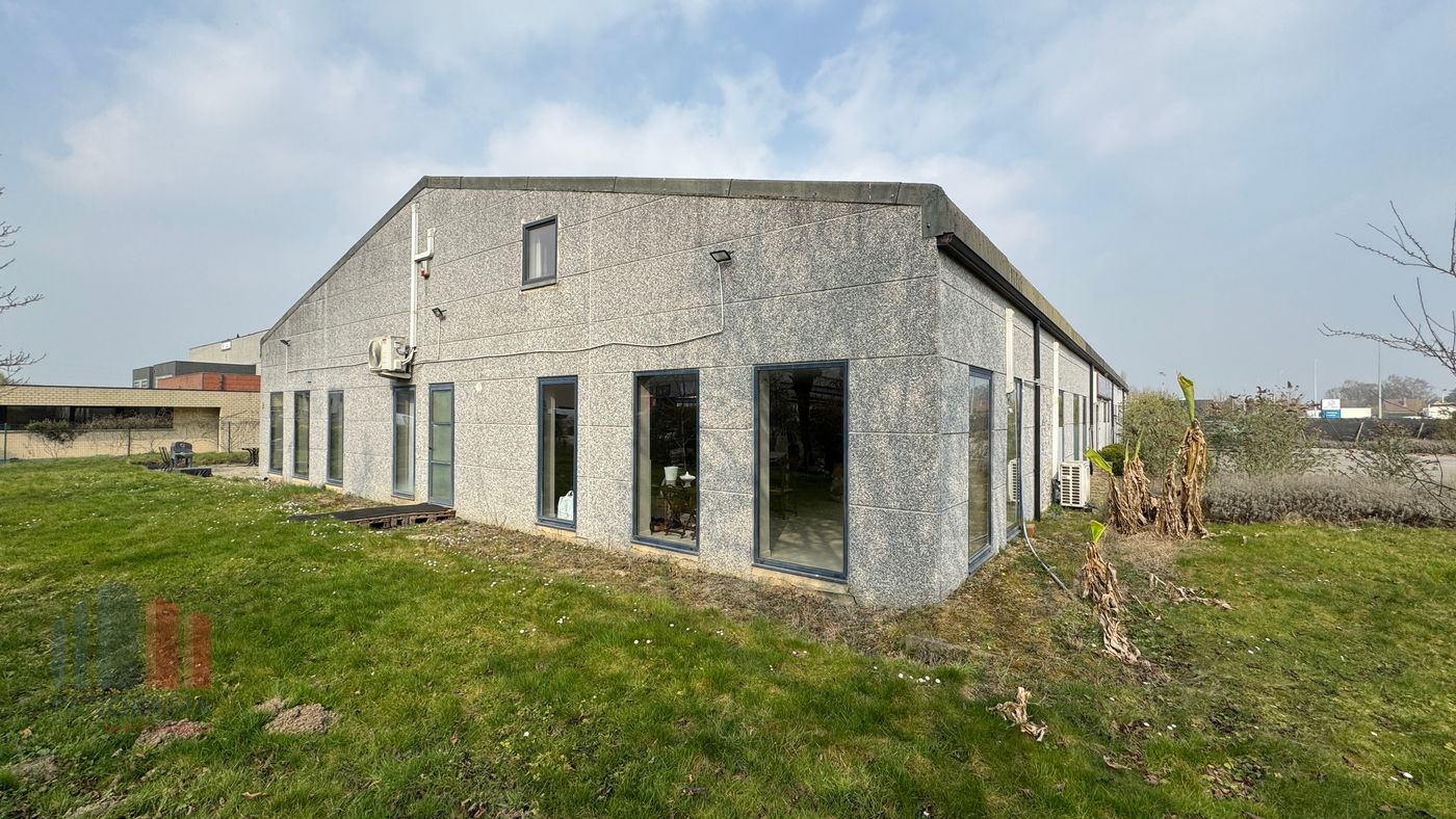 Bâtiment industriel de 737 m² avec bureaux et espace de vie sur un terrain de 2 668 m². - photo 4