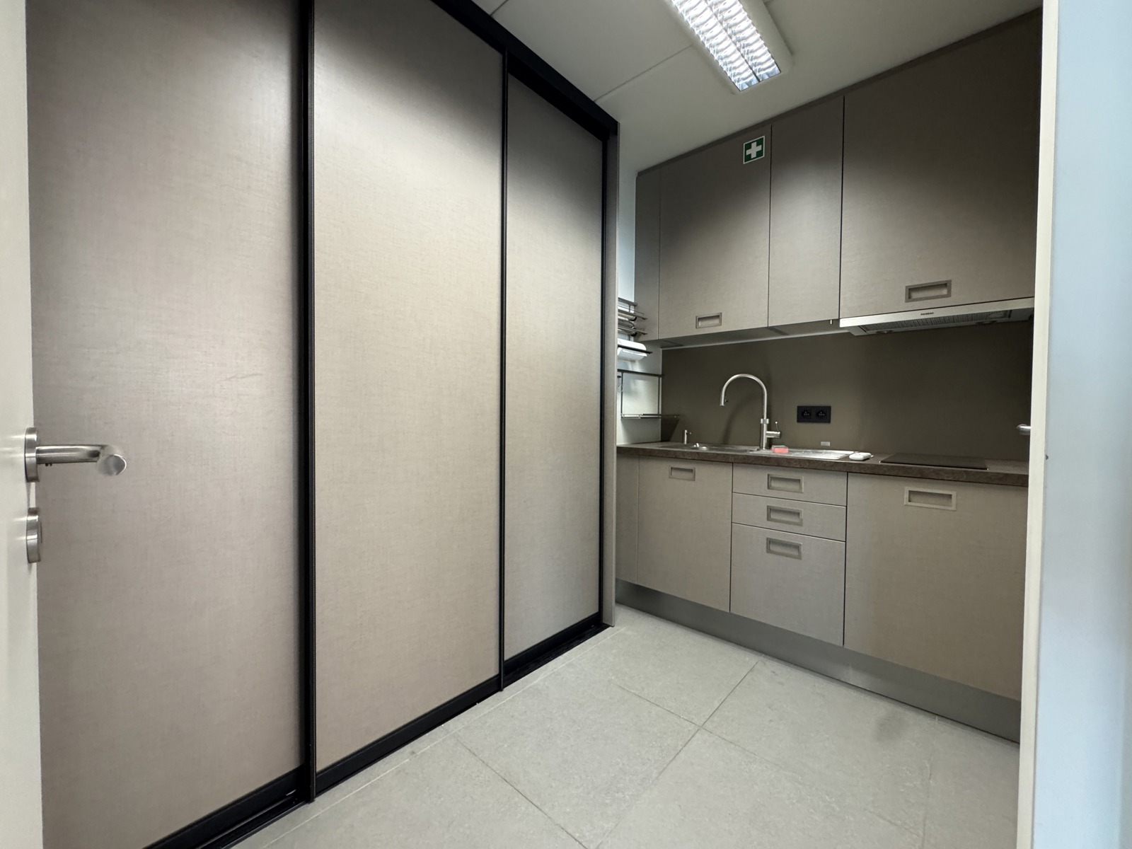 Mortsel | Lichtrijke kantoorruimte met 4 parkings - foto 5