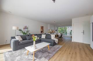 <p>Ontdek De Blauwe Parels, een stijlvol nieuwbouwproject op een unieke locatie aan de Spuikom in Oostende.<br /><span>Hier woont u in alle rust, omringd door groen en water, terwijl het bruisende stadscentrum, winkels en de kust nooit veraf zijn.</span></p>
<p><span>De Blauwe Parels combineert ruime appartementen met kwalitatieve grondgebonden woningen en creëert zo een woonomgeving waar comfort, licht en leefkwaliteit centraal staan. Dankzij de doordachte architectuur, de royale terrassen en de groene omgeving geniet u elke dag van een uitzonderlijk gevoel van ruimte.</span></p>
<p><span>De ligging aan de Spuikom vormt zonder twijfel één van de grootste troeven van het project. Wandelaars, fietsers en watersportliefhebbers vinden hier een unieke uitvalsbasis, terwijl scholen, winkels en belangrijke invalswegen zich in de onmiddellijke omgeving bevinden.</span></p>
<p><span>Of u nu op zoek bent naar een gezinswoning, een ruim appartement of een tweede verblijf aan de kust: De Blauwe Parels biedt een harmonieuze combinatie van rust, bereikbaarheid en hedendaags wooncomfort.</span></p>
<p><strong><span>Troeven van De Blauwe Parels</span></strong></p>
<ul>
<li><span>Ruime appartementen en grondgebonden woningen</span></li>
<li><span>Groene en rustige omgeving aan de Spuikom</span></li>
<li>Royale terrassen en veel natuurlijke lichtinval</li>
<li>Vlotte verbinding naar het centrum van Oostende en de belangrijkste invalswegen</li>
<li>Winkels, scholen en dagelijkse voorzieningen in de onmiddellijke omgeving</li>
<li>Ideale uitvalsbasis voor wandel-, fiets- en watersportliefhebbers</li>
<li>Hedendaagse architectuur met aandacht voor woonkwaliteit</li>
</ul>