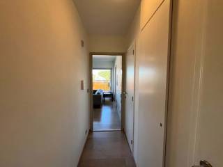 Deze aangename en volledig gemeubelde studio is gelegen op de 5de verdieping van Residentie Piccadilly in Leuven.<br /><br />De indeling omvat een inkomhal met praktische bergruimte, een aangename leefruimte met toegang tot het balkon, een volledig uitgeruste keuken en een badkamer. Dankzij de aanwezige meubels en voorzieningen is het geheel meteen instapklaar.<br /><br />Ook de ligging is een belangrijke troef. In de directe omgeving bevinden zich diverse winkels, horecazaken, openbaar vervoer, sportfaciliteiten en andere dagelijkse voorzieningen. Het centrum van Leuven, de KU Leuven-campussen en het Arenbergpark zijn bovendien vlot bereikbaar.<br /><br />Met een EPC van 183 kWh/m² (label B) geniet u bovendien van een energiezuinige woonst. De maandelijkse gemeenschappelijke lasten bedragen €125.<br /><br />De gunstige ligging, praktische indeling en gemeubelde inrichting maken van deze studio een aangename en comfortabele thuis.<br /><br />Benieuwd?<br />Voor meer informatie: dirk@polares.eu of 0489 02 77 55. <br />Reserveer nu uw bezoek voor de eerste kijkdag op 01/10 juni via www.polares.eu