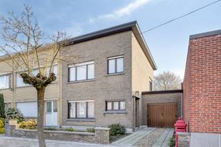 <p><span>Halfopen bebouwing met 3 slaapkamers, garage en zonnige tuin op een toplocatie in Wilrijk</span></p><p><span><br />Gelegen in een rustige en gegeerde straat in Wilrijk, vindt u deze woning met veel potentieel. De ligging is een absolute troef, met een vlotte bereikbaarheid naar Antwerpen en nabijheid van winkels, scholen en openbaar vervoer.</span></p><p><span>Daarnaast geniet u van verschillende groene zones in de buurt, zoals het Middelheimpark en Nachtegalenpark, ideaal voor ontspanning en recreatie.</span></p><p><span>Een ideale opportuniteit voor wie op zoek is naar een woning die men volledig naar eigen smaak kan opfrissen, zowel voor eigen bewoning als investering. </span></p><p><span>Indeling</span></p><p><span>Gelijkvloers</span></p><ul><li><span>Centrale inkomhal met toegang tot de lichtrijke leefruimte en ruime kelder.</span></li><li><span>Ruime leefruimte van 38,5 m² met prachtig zicht op de zonnige tuin ideaal om te ontspannen of gasten te ontvangen.</span></li><li><span>Aansluitende keuken met toegang tot terras (7,5 m²) en tuin, perfect voor buitenontbijt en barbecues.</span></li><li><span>Grote garage van 25 m² met aansluitingen voor wasmachine en droogkast, met directe toegang tot de tuin.</span></li></ul><p><span>1ste verdieping</span></p><ul><li><span>Drie volwaardige slaapkamers van 15, 13 en 8 m², allen voorzien van rolluiken voor comfort en privacy.</span></li><li><span>Badkamer met douche in bad en lavabo.<br /><br /></span></li><li><span>Extra troeven</span></li></ul><ul><li><span>Overal rolluiken voor extra comfort en energie-efficiëntie</span></li><li><span>Ruime droge kelder van ±30 m², ideaal als opslag of hobbyruimte</span></li></ul><p><span>Prachtige zonnige tuin, een echte oase van rust</span></p>