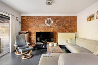 Deze instapklare woning, gebouwd in 2008, combineert ruimte, comfort en een uitstekende energiezuinigheid dankzij het EPC A (95 kWh/m²/jaar).<br /><br />Op het gelijkvloers geniet u van een lichtrijke leefruimte, een praktische keuken en een inpandige garage. Op de verdiepingen bevinden zich drie volwaardige slaapkamers, een ruime badkamer die naar eigen smaak kan worden opgefrist en een bijzonder ruime zolderkamer die perfect dienst kan doen als vierde slaapkamer, hobbyruimte, bureau of speelkamer.<br /><br />Buiten wacht een gezellige, groene tuin met een prachtige zwemvijver waar u in alle rust kunt genieten. De woning is bovendien gunstig gelegen op korte afstand van het centrum van Zele, met een vlotte verbinding richting Dendermonde en de E17.<br /><br />Bent u op zoek naar een recente, energiezuinige gezinswoning met veel ruimte en een unieke tuinbeleving? Dan is deze woning zeker een bezoek waard.<br /><br />Interesse? Contacteer Senne via 0499 47 10 68 of via senne@woonvast.be