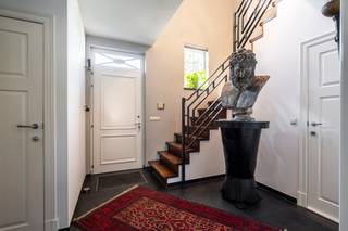 <p><strong>Exclusieve, luxueus afgewerkte villa op toplocatie nabij de Nederlandse grens</strong></p>
<p><strong>Deze uitzonderlijk ruime en perfect onderhouden villa (bouwjaar 2001) is gelegen op een prachtig perceel van ca. 1.383 m² en biedt een indrukwekkende bewoonbare oppervlakte van circa 474 m² (inhoud ca. 1.500 m³). De woning combineert comfort, luxe en privacy op hoog niveau en is ideaal voor wie ruim en stijlvol wil wonen in een groene, centrale omgeving.</strong></p>
<p><strong>De villa beschikt over onder andere 4 slaapkamers, royale leefruimtes, een stijlvolle woonkeuken met kookeiland, een dubbele inpandige garage én een grote zolder met uitbreidingsmogelijkheden. Bovendien is de woning uitgerust met een alarmsysteem en een centraal stofzuigersysteem, wat bijdraagt aan extra comfort en veiligheid. Energielabel: B.</strong></p>
<p>Gelijkvloers</p>
<p>Via de imposante inkomhal met gastentoilet betreedt u de woning. Hier ervaart u direct de ruimte en het hoogwaardige afwerkingsniveau. De sfeervolle woonkamer met gashaard vormt het warme hart van de woning en biedt een prachtig zicht op de tuin. Aansluitend bevindt zich een afsluitbare tv-kamer of bureau – ideaal voor thuiswerken of ontspanning.</p>
<p>De royale woonkeuken met kookeiland is voorzien van kwalitatieve inbouwapparatuur en vormt de perfecte plek voor gezellige momenten met familie en vrienden. Aan de achterzijde van de woning vindt u de praktische bijkeuken met aansluitingen voor wasapparatuur, een extra kantoorruimte en toegang tot de dubbele inpandige garage met automatische poorten.</p>
<p>Eerste verdieping</p>
<p>Op de eerste verdieping bevinden zich drie ruime slaapkamers. De indrukwekkende masterbedroom (ca. 45 m²) beschikt over een eigen inloopkast en aangrenzende dressing – een ware privé suite.</p>
<p>De luxe badkamer is compleet uitgerust met een dubbele wastafel met meubel, een ligbad en een comfortabele inloopdouche. Daarnaast is er op de overloop een separaat toilet aanwezig. Via een vaste trap bereikt u de tweede verdieping.</p>
<p>Tweede verdieping</p>
<p>De ruime zolderverdieping biedt tal van mogelijkheden en kan eenvoudig worden ingericht met extra (slaap)kamers, een hobbyruimte of fitnessruimte.</p>
<p>Buitenleven</p>
<p>De fraai aangelegde tuin biedt optimale privacy en is een waar verlengstuk van de woning. U geniet hier van meerdere terrassen en een sfeervolle overkapping met buitenhaard – perfect voor lange avonden in alle seizoenen. Aansluitend bevindt zich een praktische schuur.</p>
<p>Aan de voorzijde beschikt de woning over een verzorgde voortuin en een ruime oprit met parkeergelegenheid voor meerdere auto’s.</p>
<p>Kortom: een instapklare, luxueuze villa met uitzonderlijk veel ruimte, comfort en privacy op een uitstekende locatie. Een unieke kans voor wie exclusief wil wonen!</p>
<span>Bijzonderheden</span><br /><span>- EPC B</span><br /><span>- vloerverwarming<br /></span>- ruime kelder op stahoogte<br /><span>- centraal stofzuigersysteem</span><br /><span>- centrale ligging nabij scholen/winkels en Nederlandse grens</span><br /><span>- luxe afwerking</span>