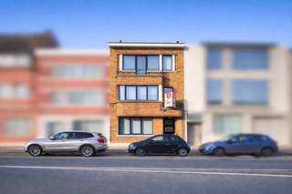 Deze centraal gelegen en energiezuinige herenwoning met art-deco elementen wordt te koop aangeboden in de Guido Gezellelaan te Sint-Niklaas. Zoekt...